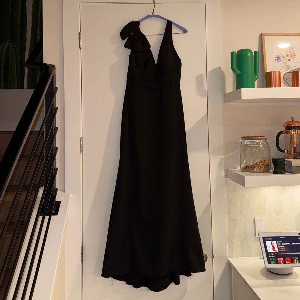 Mac Duggal Sleeveless V Neck Bow Detail Mermaid Gown Black size 6